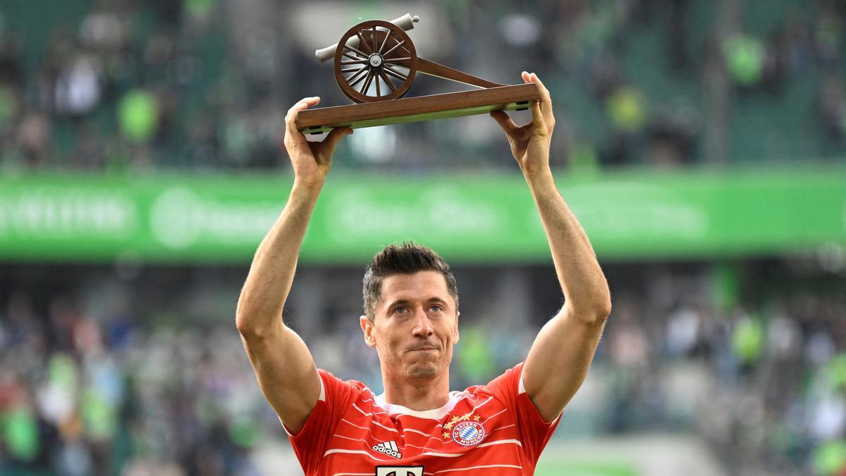 Lewandowski muestra el trofeo de máximo goleador de la Bundesliga que le entregaron al final del Wolfsburgo-Bayern.