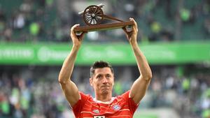 Lewandowski muestra el trofeo de máximo goleador de la Bundesliga que le entregaron al final del Wolfsburgo-Bayern.