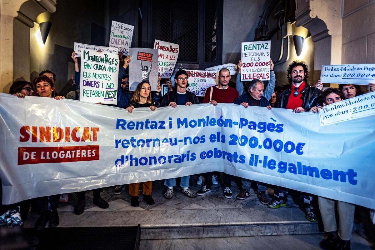 200 inquilinos protestan ante una inmobiliaria de Barcelona por una "estafa" de 200.000 euros
