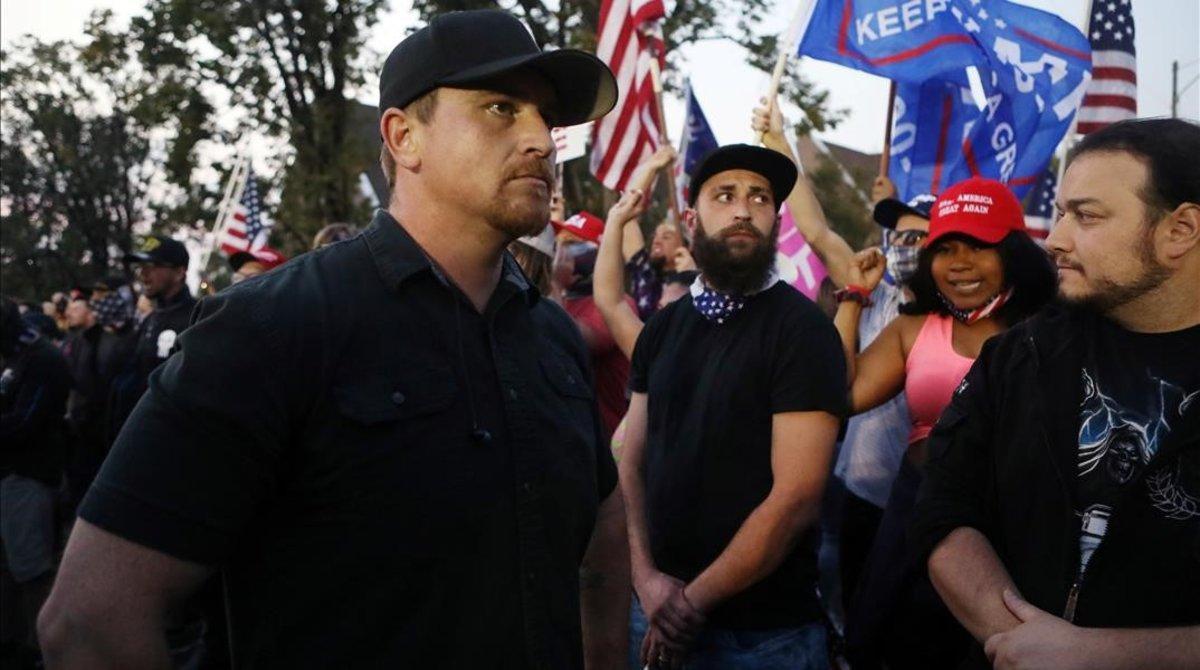 Miembros del grupo de extrema derecha Proud Boys, en Salt Lake City, ante la sede donde se celebró el debate entre Mike Pence y Kamala Harris.