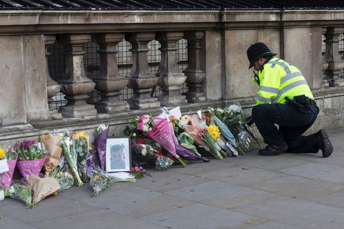 Recuerdo a las víctimas del atentado de Londres en el puente de Westminster, el 23 de marzo, un día después de la tragedia. Recuerdo a las víctimas del atentado de Londres en el puente de Westminster, el 23 de marzo, un día después de la tragedia.