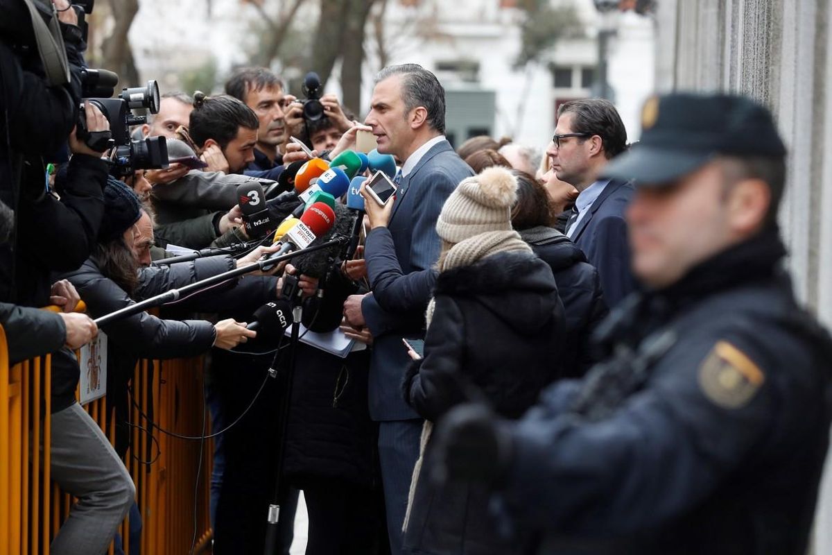 GRAF258 MADRID 04 01 2018 - El abogado y secretario general de Vox Javier Ortega c hace declaraciones a los medios a las puertas del Tribunal Supremo tras la vista que ha estudiado hoy el recurso contra la prision del exvicepresidente catalan Oriol Junqueras quien ha argumentado hoy que es un hombre de paz que busca el dialogo EFE Juan Carlos Hidalgo GRAF258 MADRID 04 01 2018 - El abogado y secretario general de Vox Javier Ortega c hace declaraciones a los medios a las puertas del Tribunal Supremo tras la vista que ha estudiado hoy el recurso contra la prision del exvicepresidente catalan Oriol Junqueras quien ha argumentado hoy que es un hombre de paz que busca el dialogo EFE Juan Carlos Hidalgo