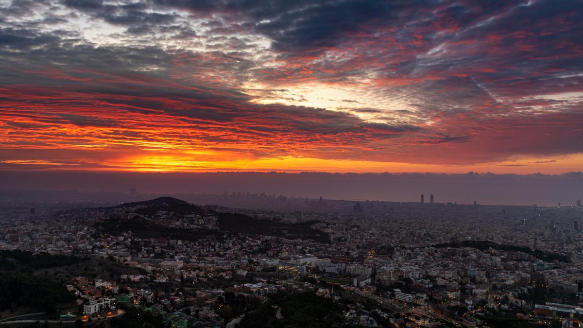 Cielo rojizo antes de la salida del sol en Barcelona, el 23 de marzo del 2023