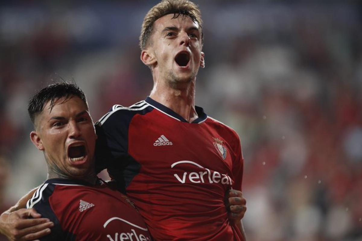 Chimmy y Aimar celebran un gol de Osasuna. 
