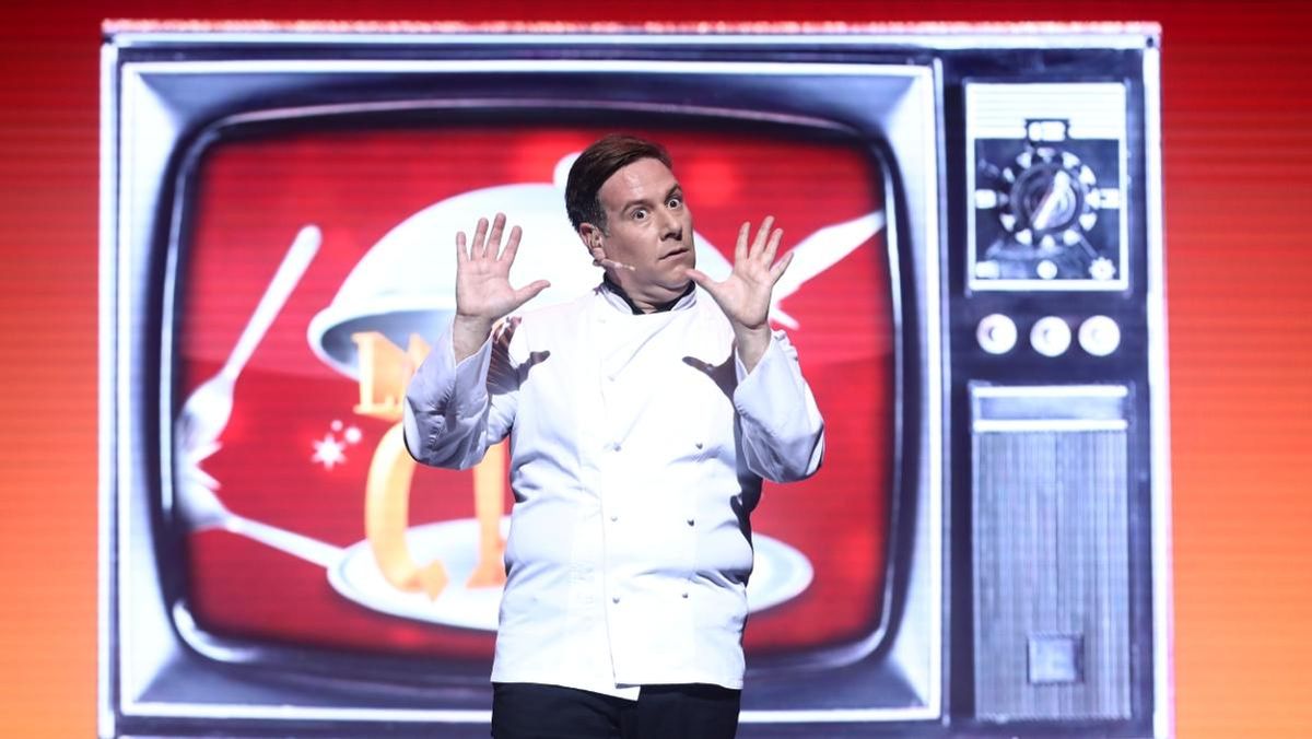 El humorista recrea en el espectáculo varias decenas de personajes. El humorista recrea en el espectáculo varias decenas de personajes.
