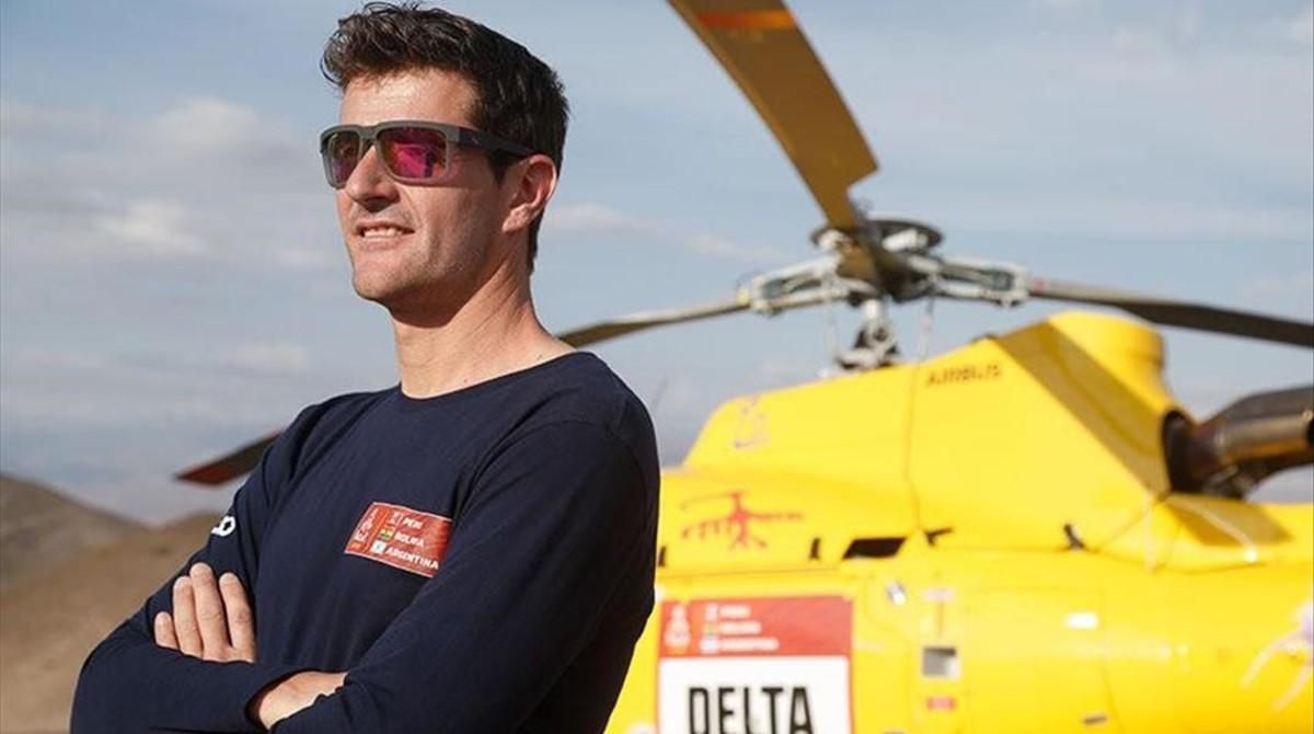 Marc Coma, junto al helicóptero con el que seguía, día a día, el Dakar. Marc Coma, junto al helicóptero con el que seguía, día a día, el Dakar.