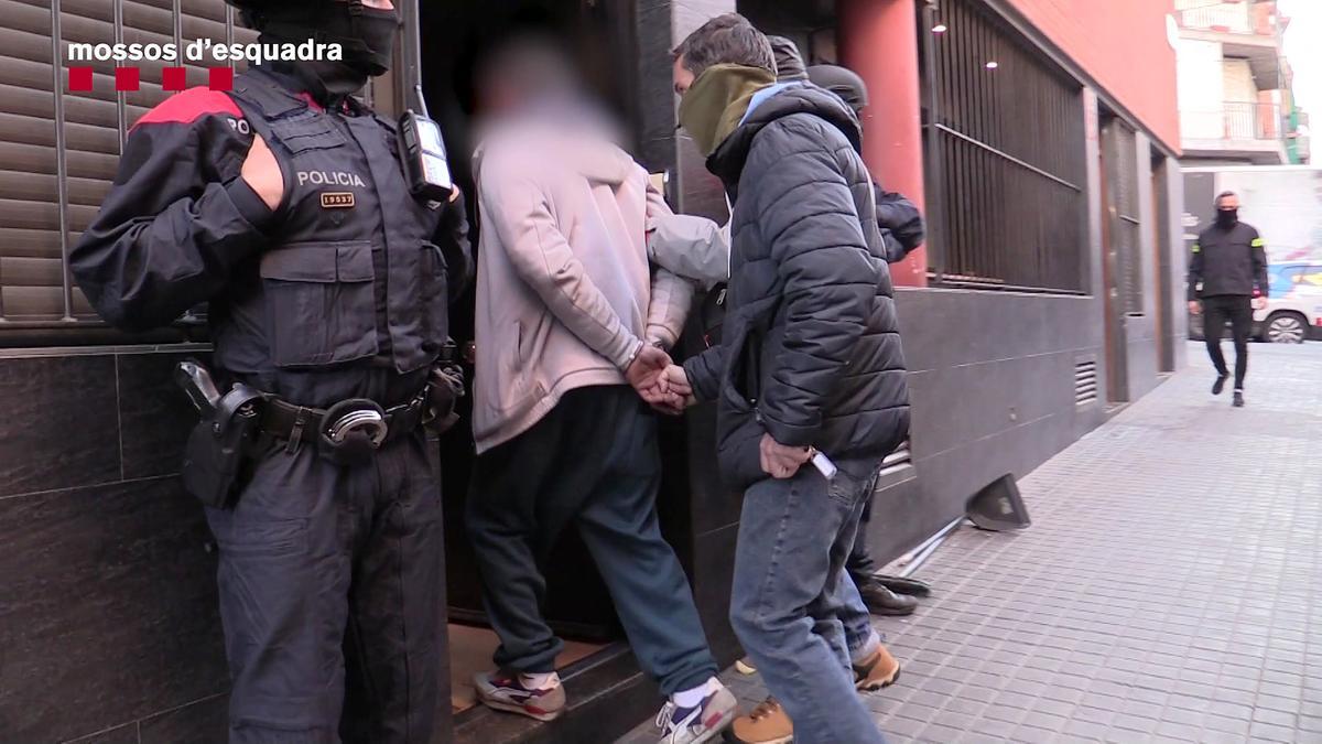 Vídeo | Cau un grup que robava bateries de motos elèctriques a Barcelona per instal·lar-les en patinets