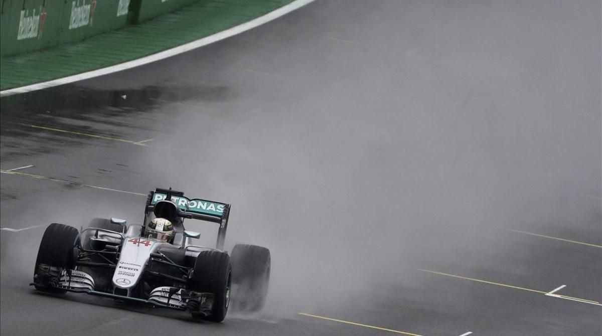 Lewis Hamilton conduce bajo la lluvia de Brasil. Lewis Hamilton conduce bajo la lluvia de Brasil.