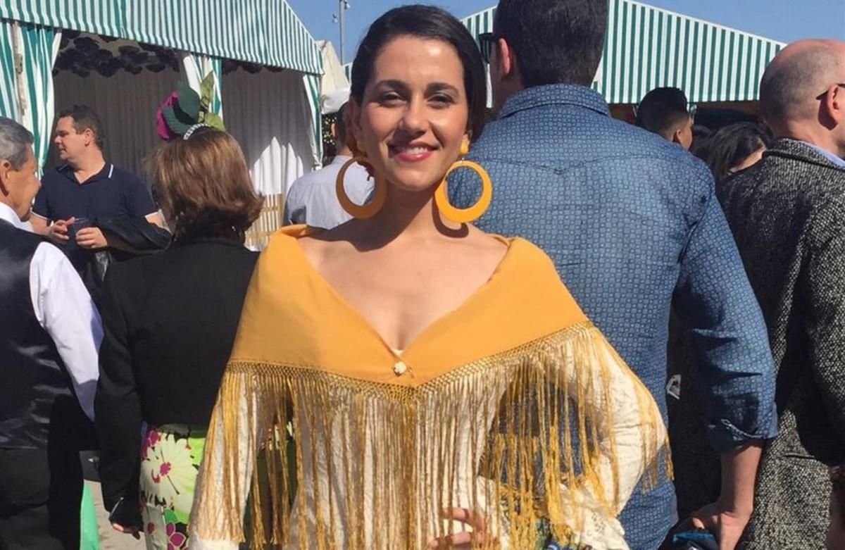 Inés Arrimadas, vestida de flamenca en la Feria de Abril de Barcelona, este domingo. Inés Arrimadas, vestida de flamenca en la Feria de Abril de Barcelona, este domingo.