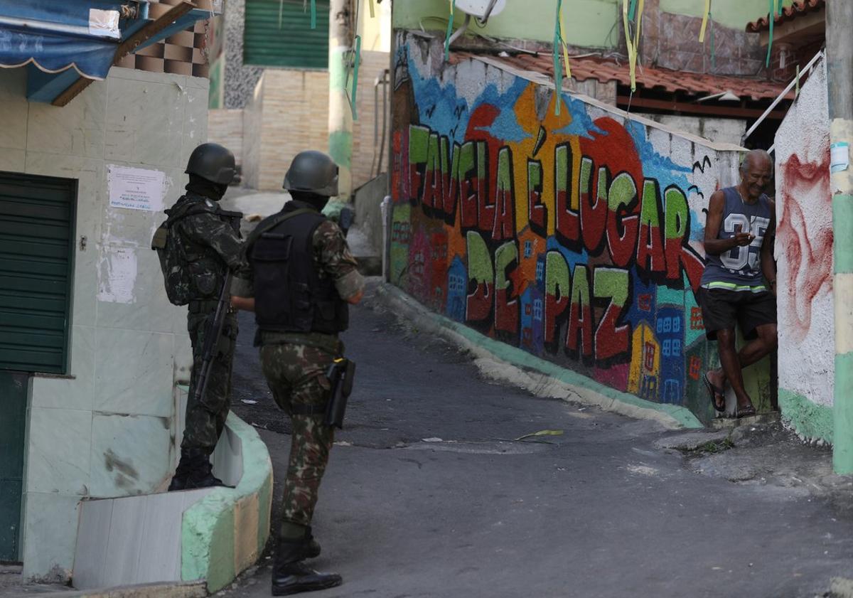 Soldados brasileños durante un operativo en Río de Janeiro. Soldados brasileños durante un operativo en Río de Janeiro.
