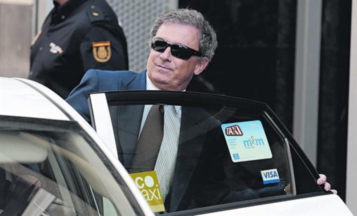 Jordi Pujol Ferrusola sube a un taxi tras declarar ante el juez Ruz.