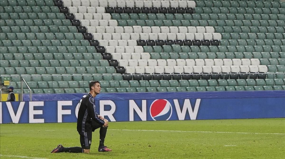 La estrella blanca, en un partido desacertado, protagonizó una absurda jugada de espuela en el empate ante el Legia. La estrella blanca, en un partido desacertado, protagonizó una absurda jugada de espuela en el empate ante el Legia.