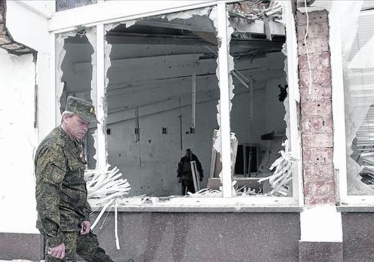 Eduard Basurin, portavoz de los separatistas, inspecciona un edificio afectado por uno de los ataques. Eduard Basurin, portavoz de los separatistas, inspecciona un edificio afectado por uno de los ataques.