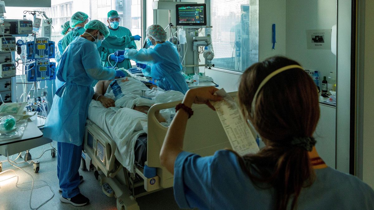 Sanitarios atienden a paciente con Covid en Bellvitge. Sanitarios atienden a paciente con Covid en Bellvitge.