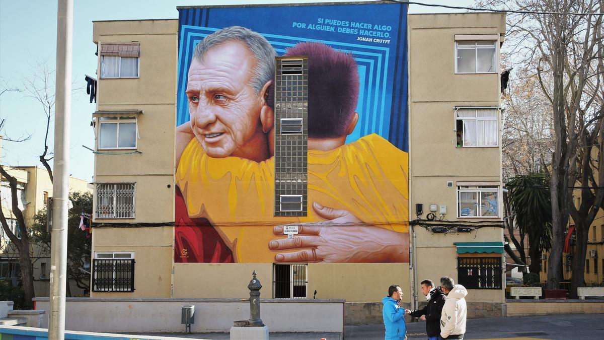 El mural dedicado a Johan Cruyff en la plaza Blocs Florida de L’Hospitalet de Llobregat.