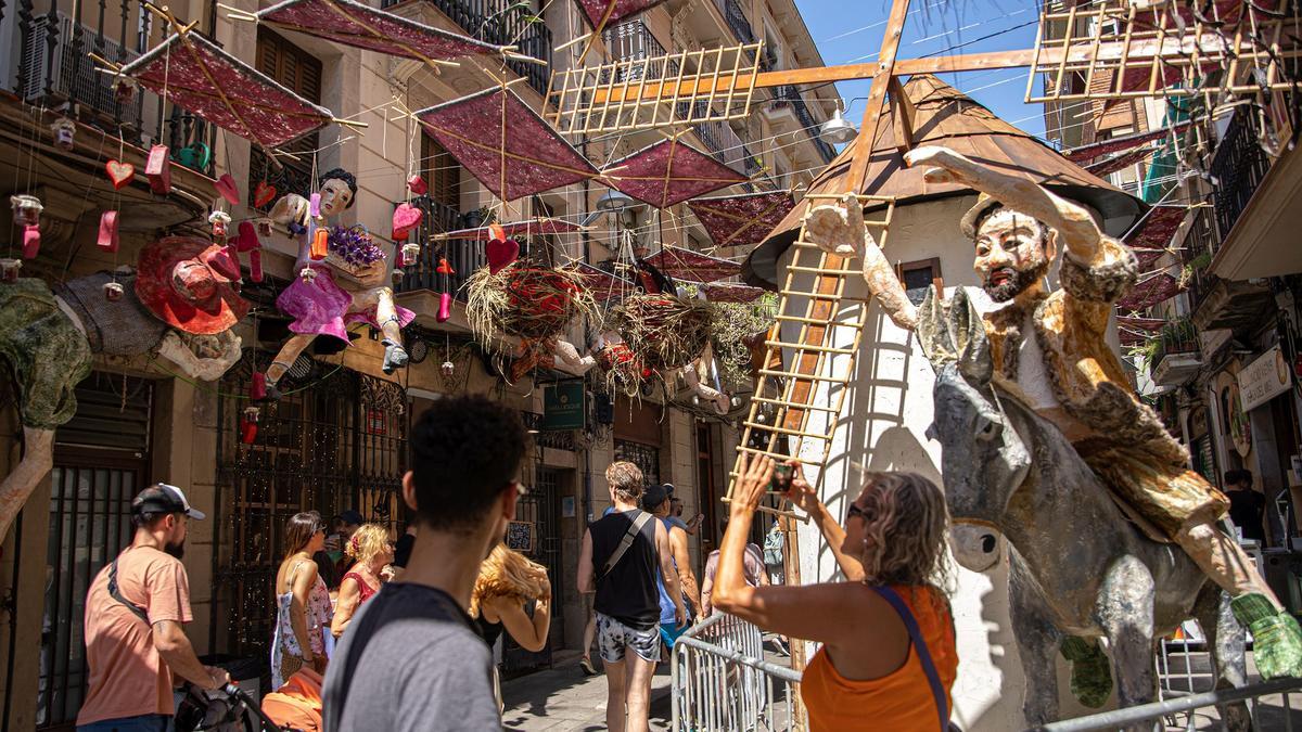 Decoración de la calle Verdi el día que empiezan las fiestas de Gràcia