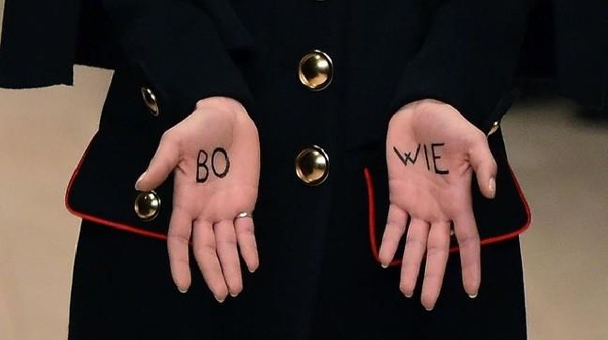 Una modelo de Burberry enseña durante su desfile en Londres las palmas de las manos donde se ha escrito el apellido de Bowie. Una modelo de Burberry enseña durante su desfile en Londres las palmas de las manos donde se ha escrito el apellido de Bowie.