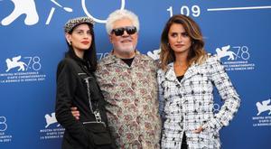 Milena Smit, Pedro Almodóvar y Penélope Cruz, este miércoles en Venecia, durante la presentación de ’Madres paralelas’.