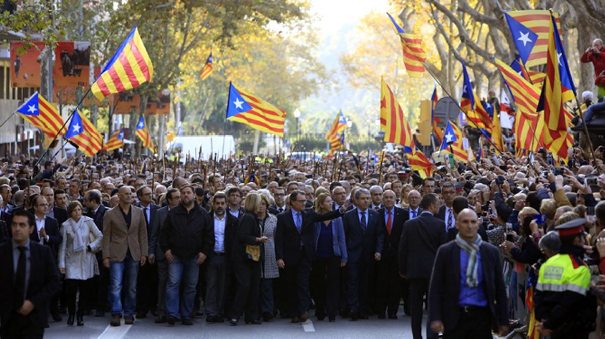 Artur Mas declara ante el TSJC por el 9-N acompañado por unas 6.000 personas.
