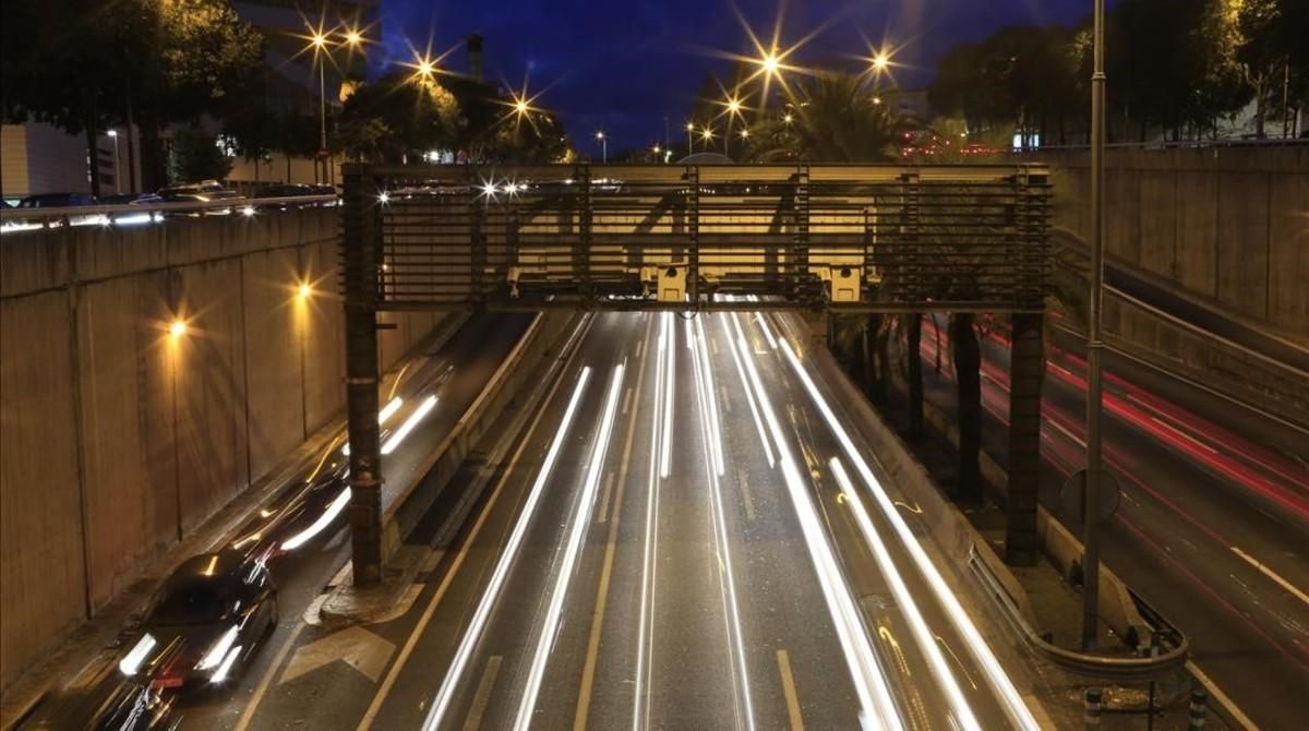 Vehículos circulando en el sector afectado por el radar de tramo de la Ronda de Dalt de Barcelona, entre la plaza de Karl Marx y el nudo de la Trinitat. Vehículos circulando en el sector afectado por el radar de tramo de la Ronda de Dalt de Barcelona, entre la plaza de Karl Marx y el nudo de la Trinitat.