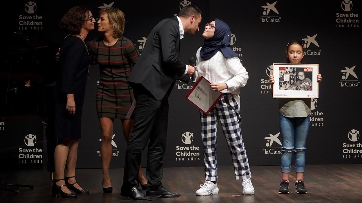 Los periodistas de EL PERIÓDICO María Jesús Ibáñez y Guillem Sànchez recogen el premio de Save The Children este martes por la noche en Madrid. Los periodistas de EL PERIÓDICO María Jesús Ibáñez y Guillem Sànchez recogen el premio de Save The Children este martes por la noche en Madrid.