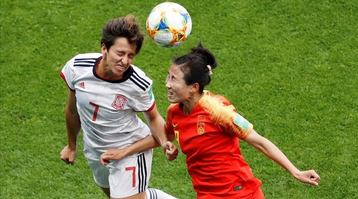 Marta Corredera y Li Yang pugnan por un balón durante el partido China-España. Marta Corredera y Li Yang pugnan por un balón durante el partido China-España.