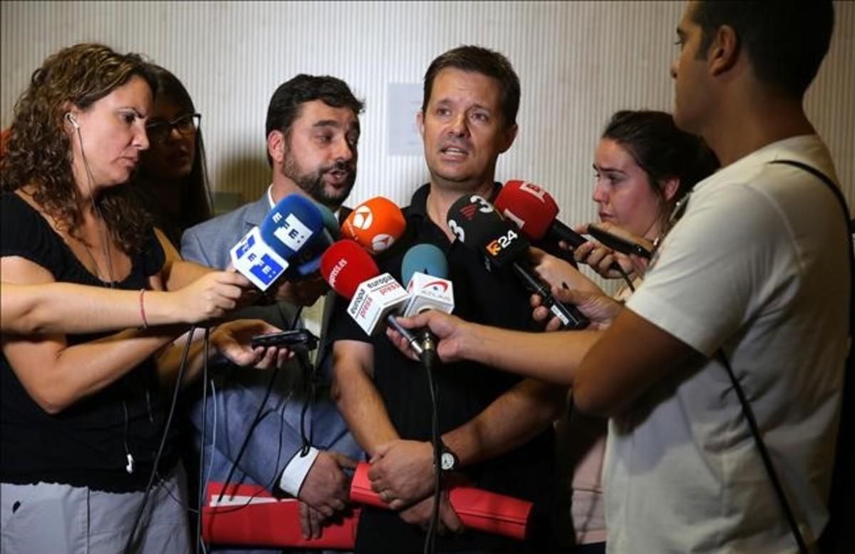 El director general de Atención a la Infancia y Adolescencia, Ricard Calvo, atiende a la prensa, el pasado agosto. El director general de Atención a la Infancia y Adolescencia, Ricard Calvo, atiende a la prensa, el pasado agosto.