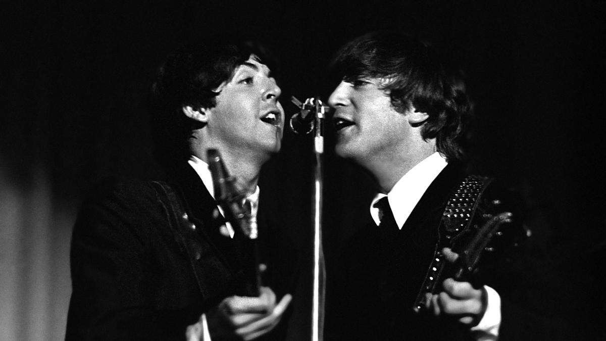 Paul McCartney (a la izquierda) y John Lennon en un concierto en 1964