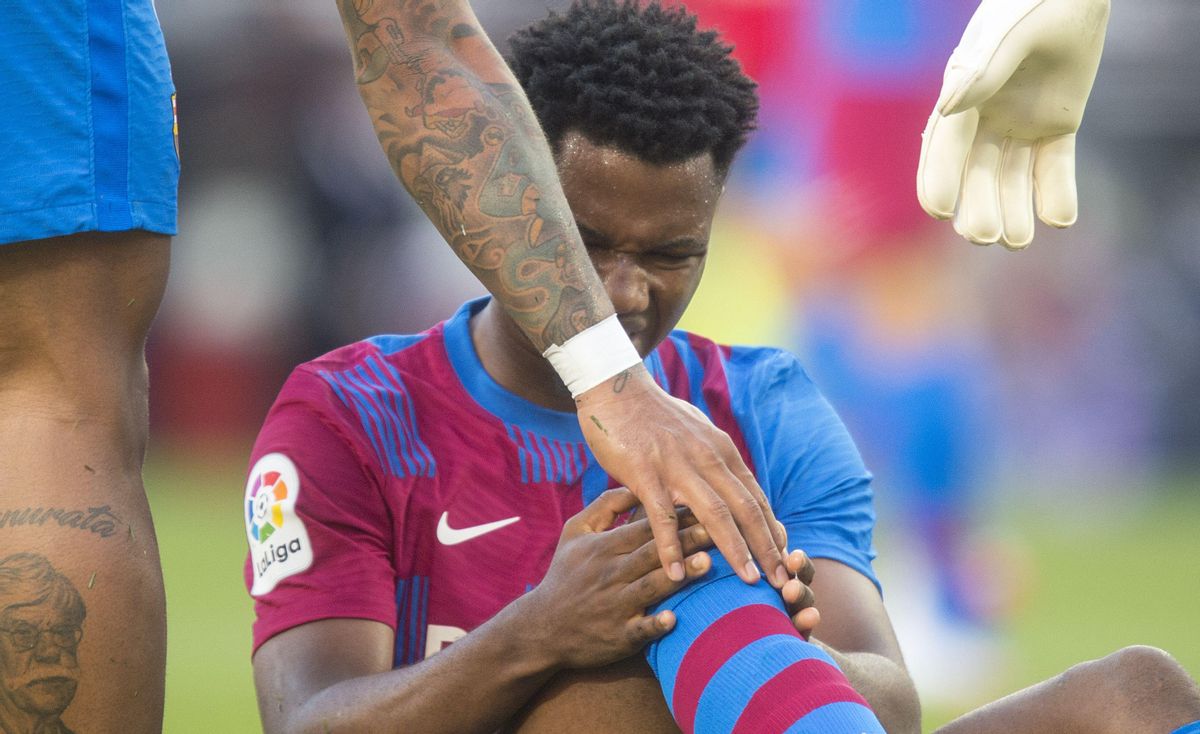 Ansu Fati se resiente de un golpe en la rodilla durante el ‘clásico’. Ansu Fati se resiente de un golpe en la rodilla durante el ‘clásico’.