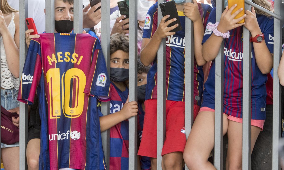 Aficionados azulgrana a las puertas del Camp Nou esperando ver a Messi tras su despedida Aficionados azulgrana a las puertas del Camp Nou esperando ver a Messi tras su despedida