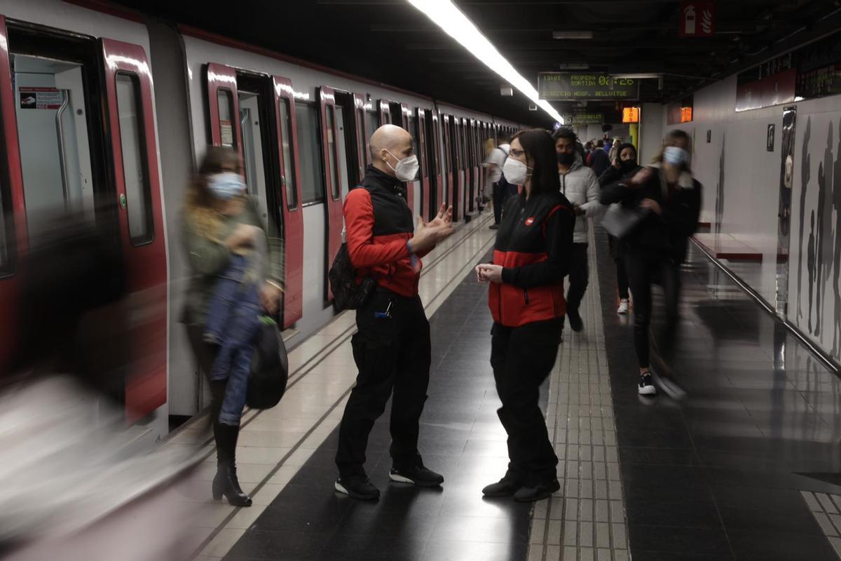 Dos agentes violeta de TMB, en la parada de metro de Fondo de la L9, este miércoles