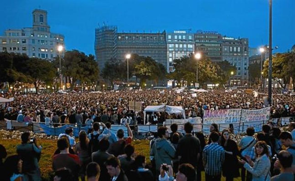 Vista general de la plaza de Catalunya de Barcelona, tomada por cientos de indignados, anoche. Vista general de la plaza de Catalunya de Barcelona, tomada por cientos de indignados, anoche.