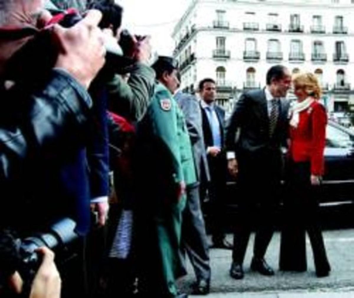 Camps y Aguirre, ayer, poco antes de la reunión que mantuvieron en la sede de la Presidencia de Madrid.