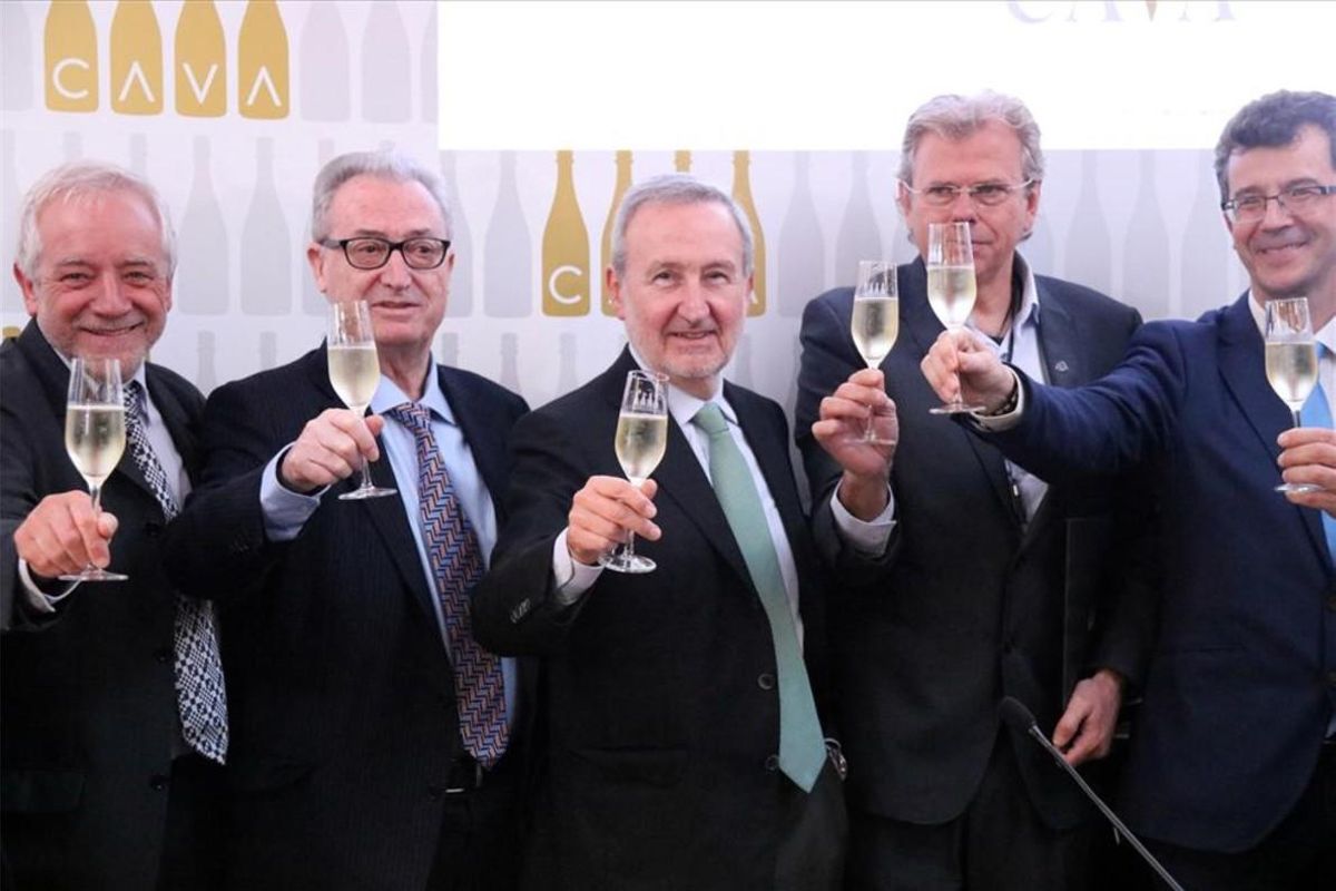 El sector del cava, con Pere Bonet en el centro, brinda en la presentación de resultados de la DO Cava. El sector del cava, con Pere Bonet en el centro, brinda en la presentación de resultados de la DO Cava.