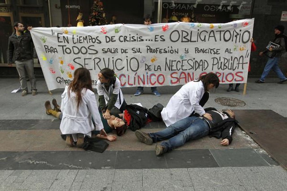 Varios sanitarios simulan la atención a pacientes en la calle para protestar contra la privatización de seis hospitales y 27 centros de salud. Varios sanitarios simulan la atención a pacientes en la calle para protestar contra la privatización de seis hospitales y 27 centros de salud.