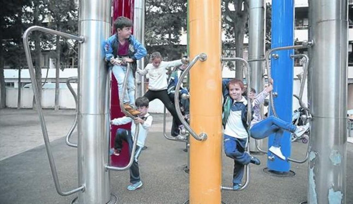Niños en los juegos del parquede la Torre de Lluch, que serenovarán por decisión popular. Niños en los juegos del parquede la Torre de Lluch, que serenovarán por decisión popular.