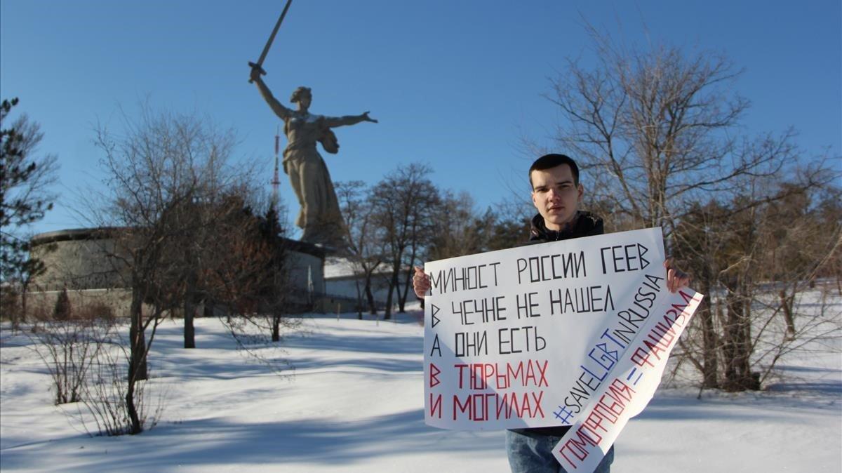 El activista LGTB Vladislav Freydin posa con un cartel contra la homofobia.