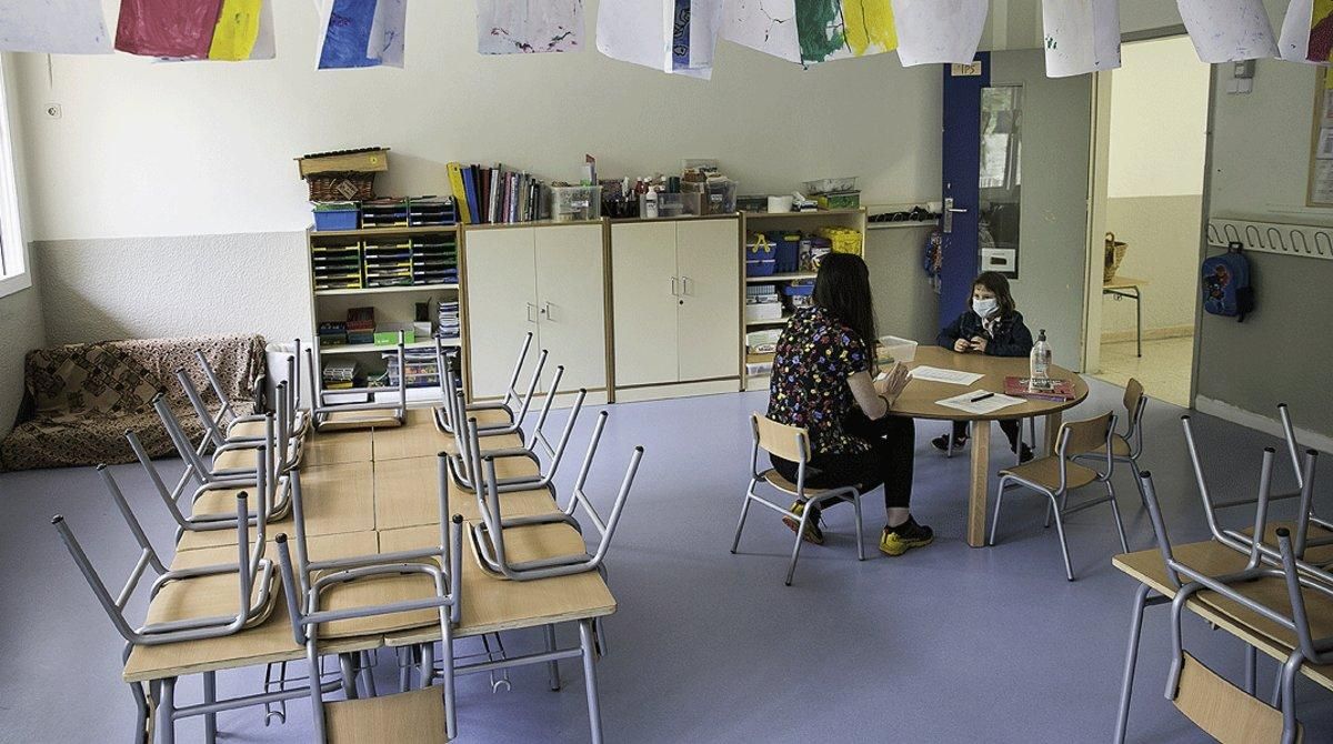 La profesora Anna Gonzálvez, con una de sus alumnas, en el Institut Escola Els Til·lers, este lunes 8 de junio. La profesora Anna Gonzálvez, con una de sus alumnas, en el Institut Escola Els Til·lers, este lunes 8 de junio.