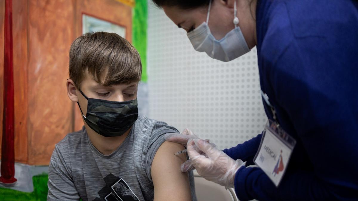 Un chico de 14 años recibe la vacuna de Pfizer este sábado en la localidad de Schwenksville (Pensilvania, EEUU). Un chico de 14 años recibe la vacuna de Pfizer este sábado en la localidad de Schwenksville (Pensilvania, EEUU).