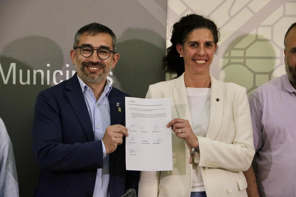 El portavoz de ERC Sabadell, Gabriel Fernàndez, y la concejala Èlia Soriano con el documento de petición para forzar el pleno extraordinario El portavoz de ERC Sabadell, Gabriel Fernàndez, y la concejala Èlia Soriano con el documento de petición para forzar el pleno extraordinario