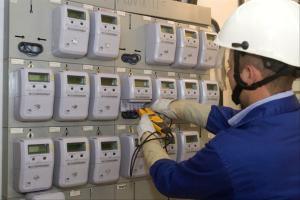 Un técnico revisa los contadores de electricidad