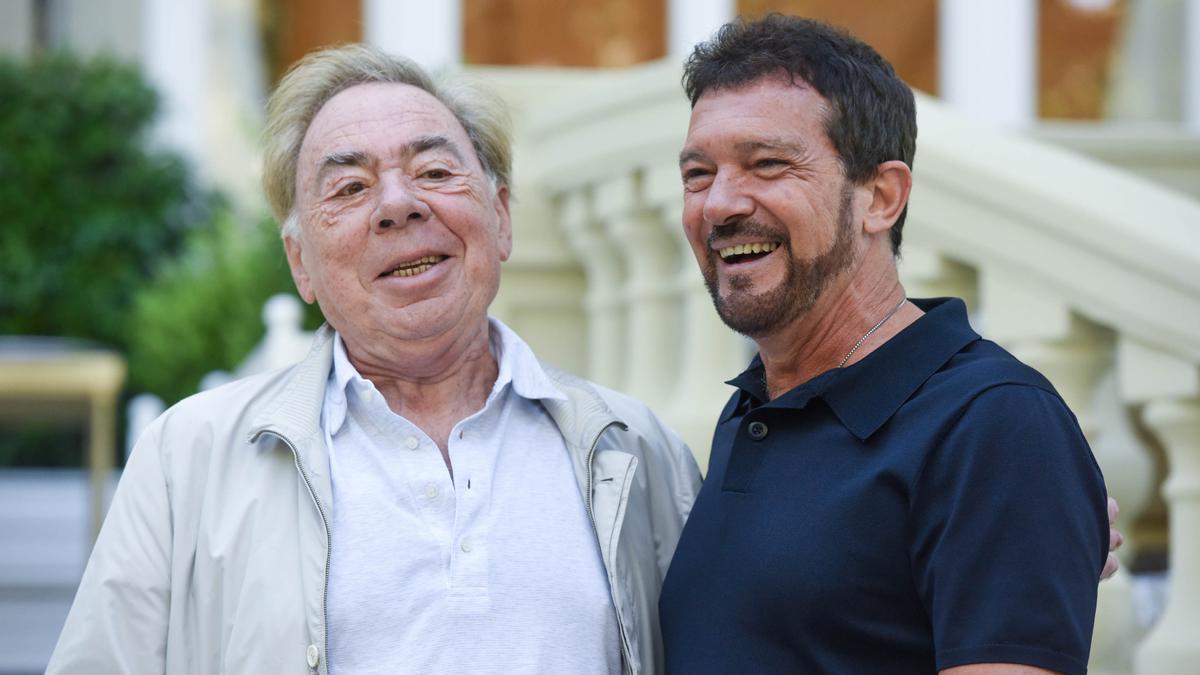 Antonio Banderas y el compositor Lloyd Webber, este lunes en el jardín del hotel Ritz de Madrid.
