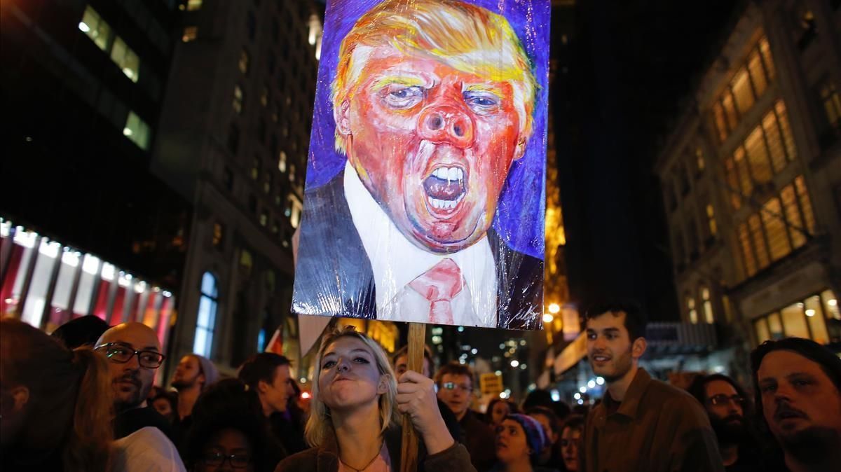 Una mujer enarbola una pancarta con una caricatura de Trump durante una manifestación contra el presidente estadounidense en Nueva York, en el 2016. Una mujer enarbola una pancarta con una caricatura de Trump durante una manifestación contra el presidente estadounidense en Nueva York, en el 2016.