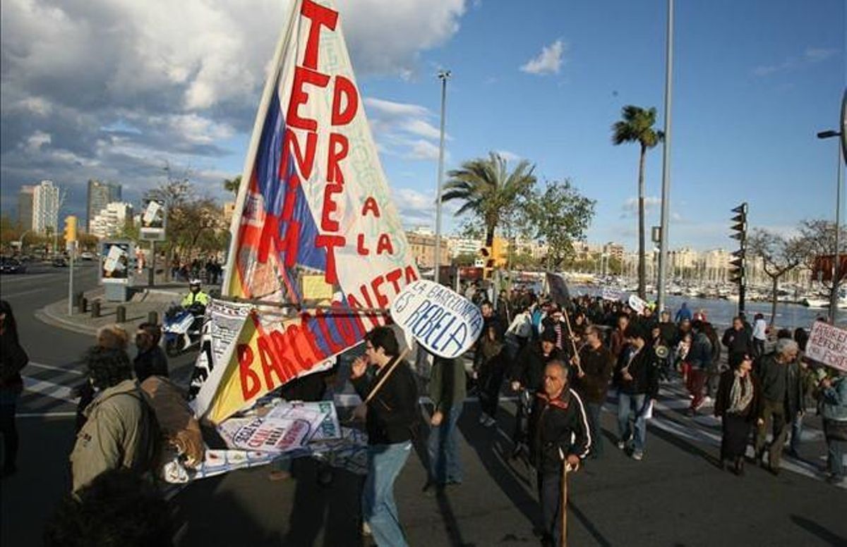 Manifestació contra la marina de luxe al Port Vell. Manifestació contra la marina de luxe al Port Vell.