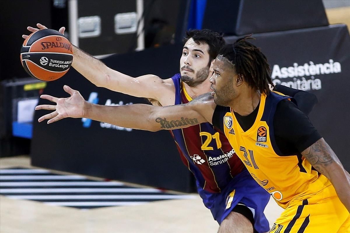 El alero del Barca Álex Abrines lucha por la posesión con Devin Booker El alero del Barca Álex Abrines lucha por la posesión con Devin Booker