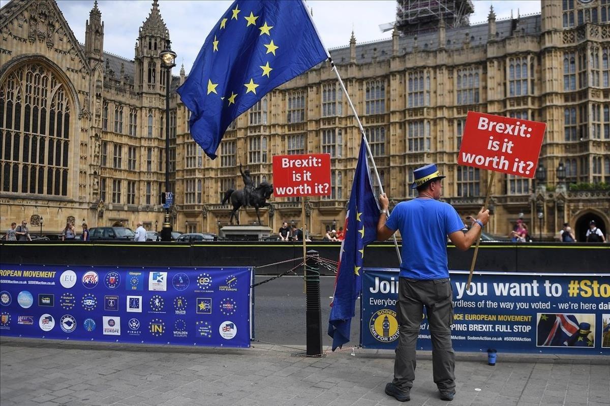 Protesta contra el ’brexit’ ante el Parlamento en Londres.