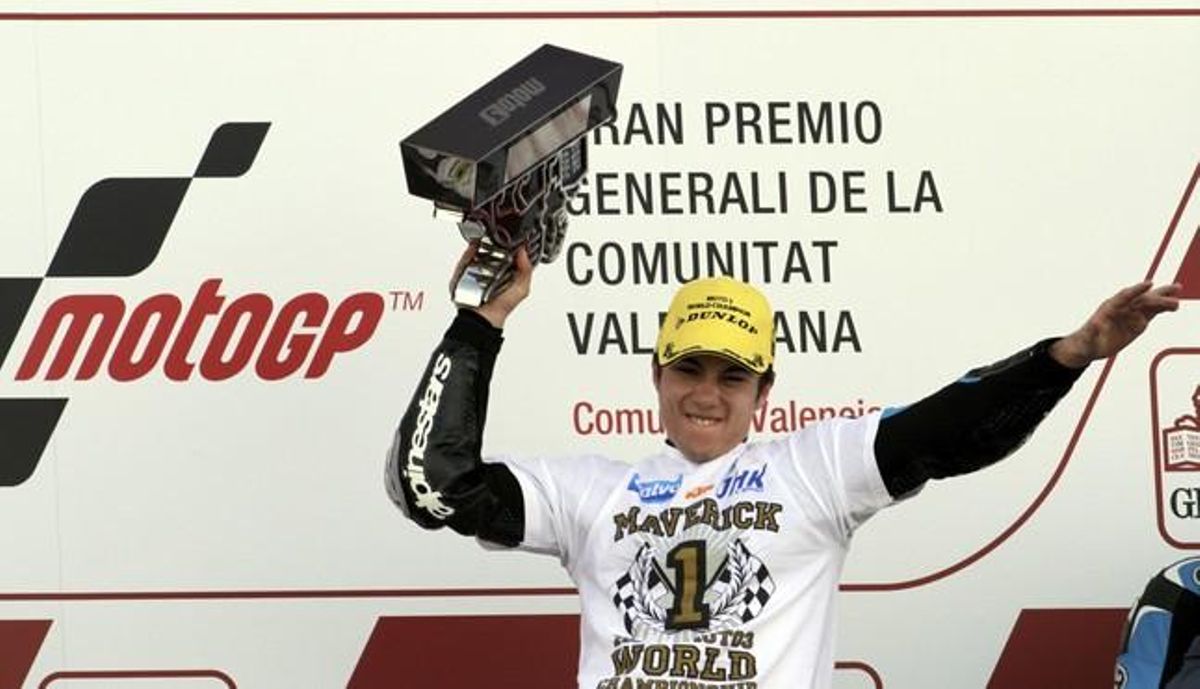 Maverick Viñales celebra al podi de Xest el títol de campió del món de Moto3. Maverick Viñales celebra al podi de Xest el títol de campió del món de Moto3.