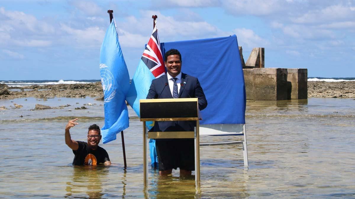 COP26: Tuvalu muestra la urgencia climática con una rueda de prensa del ministro de Exteriores con el agua hasta las rodillas.