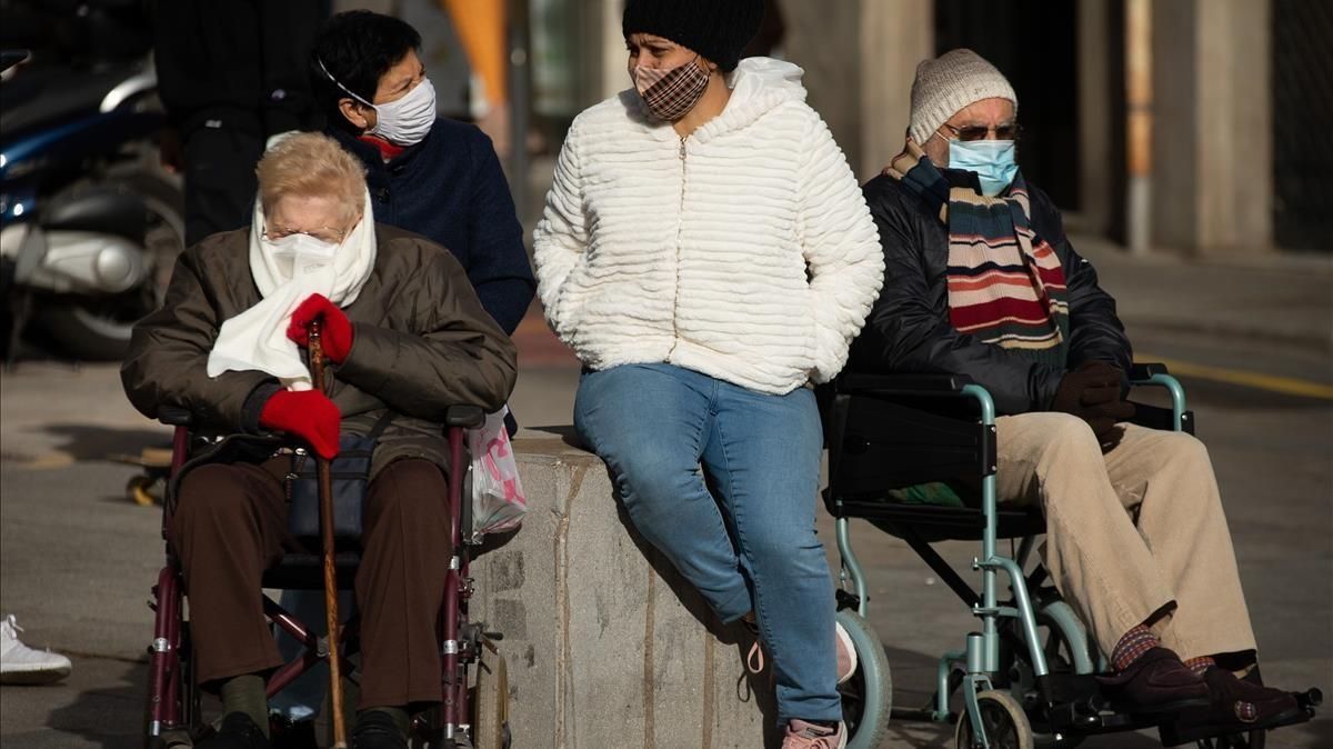 Dos mujeres mayores con sus cuidadoras, en la plaza de la Catedral de Barcelona. Dos mujeres mayores con sus cuidadoras, en la plaza de la Catedral de Barcelona.