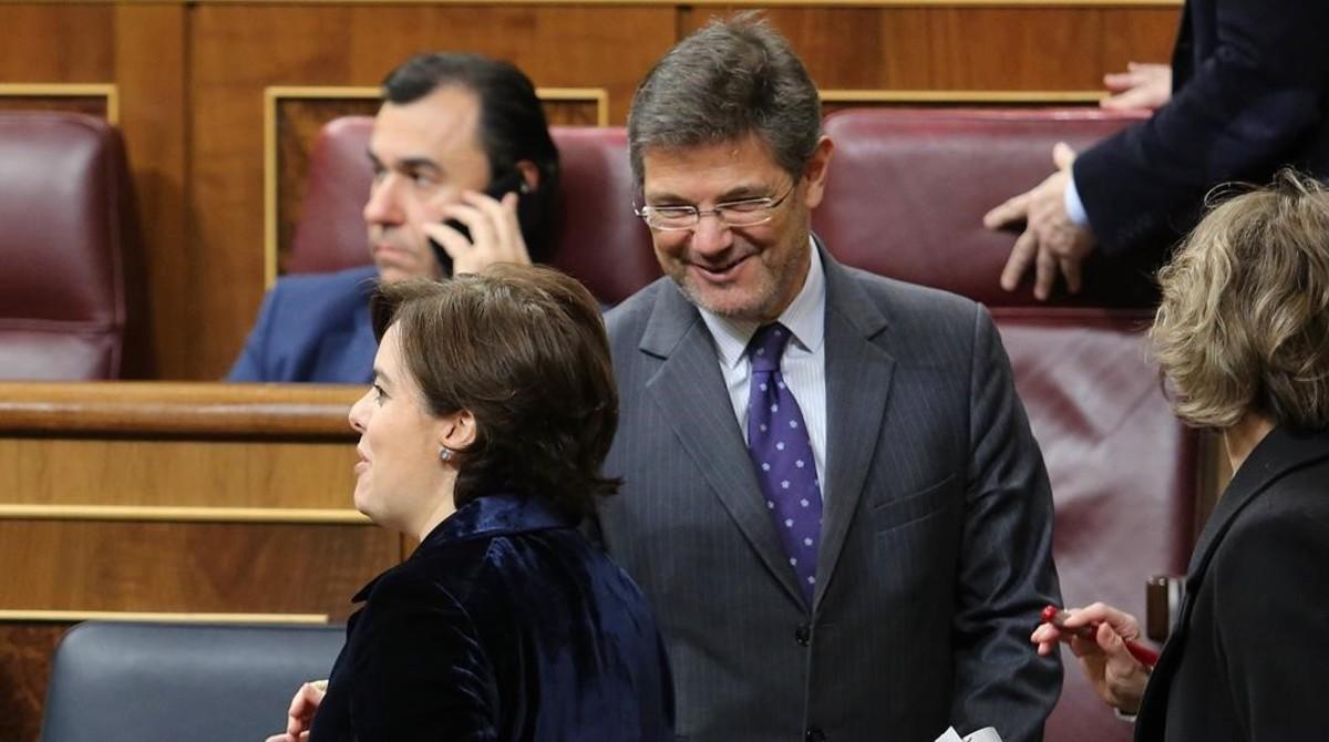 La vicepresidenta, Soraya Sáenz de Santamaría, y el ministro de Justicia, Rafael Catalá, en el Congreso. La vicepresidenta, Soraya Sáenz de Santamaría, y el ministro de Justicia, Rafael Catalá, en el Congreso.